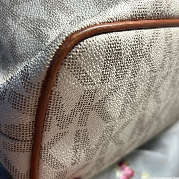 Michael Kors Frankie Bucket Bag - Picture 6 of 17